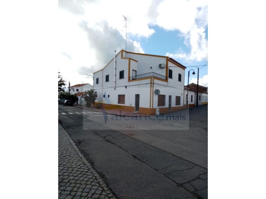 Excelente Moradia com Espaço Comercial em Vale de Vargo