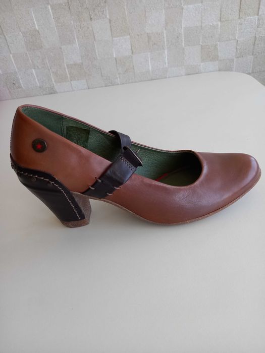 Sapatos de salto alto marca Cubanas em cabedal