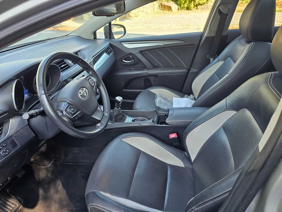 OPORTUNIDADE Toyota Avensis Touring Sports 1.995 D-4D – Versão Premium