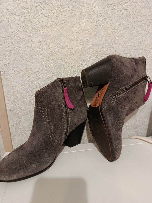 Продаются сапожки,типа казаки.