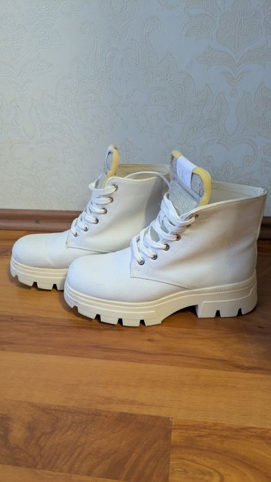 Ботінки жінок Calvin Klein