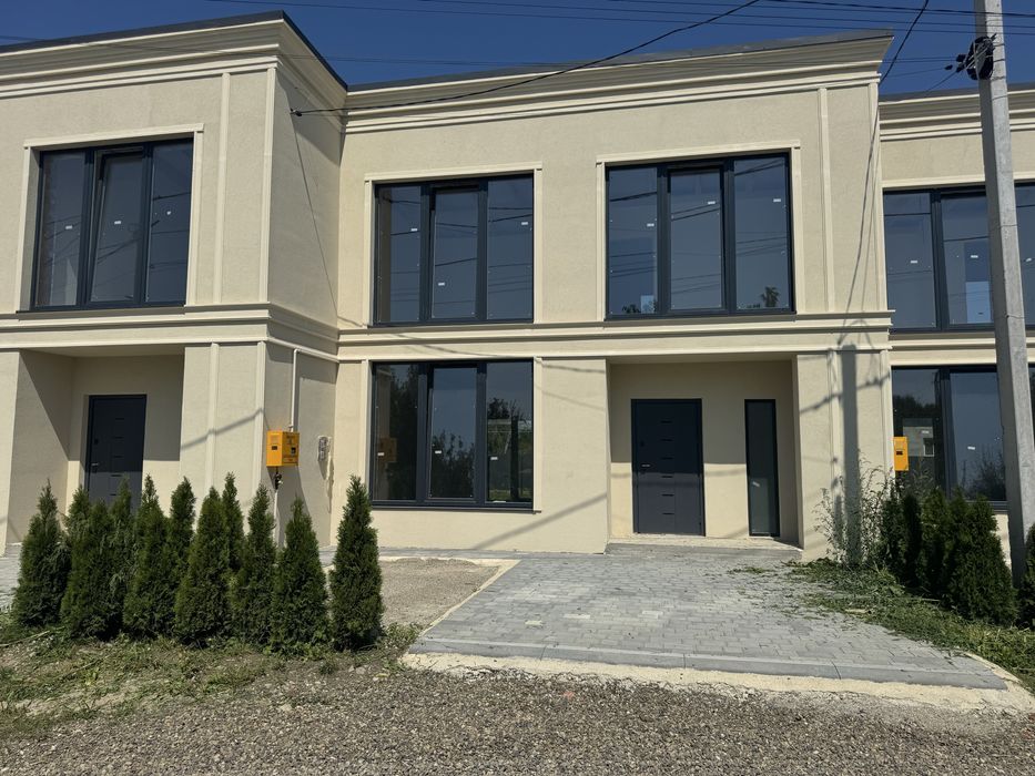 Котедж з власним подвір’ям та заїздом