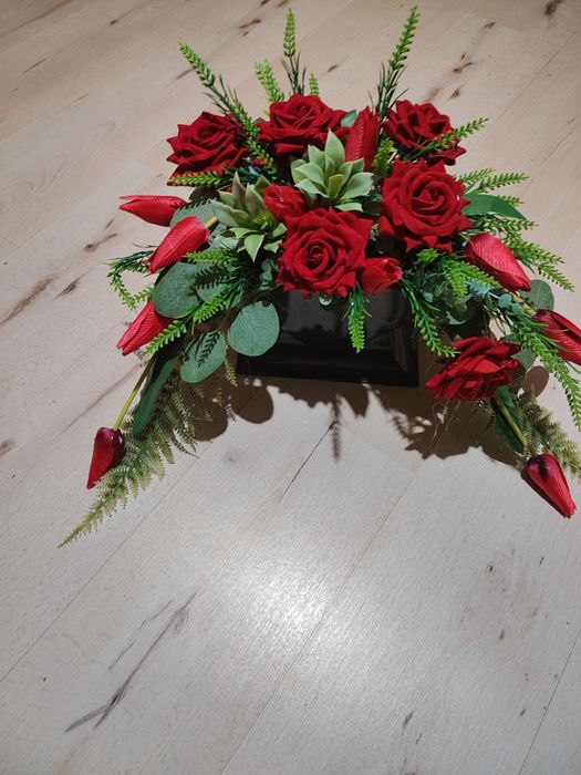 Stroik z tulipanami i różami