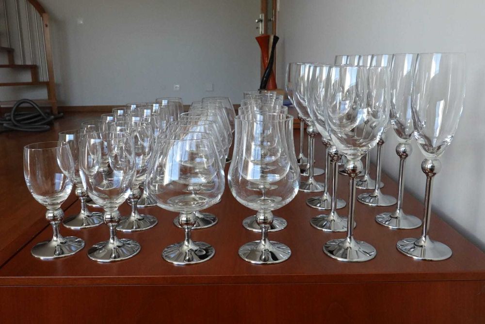 Serviço de copos vintage de cristal com pé metálico prateado