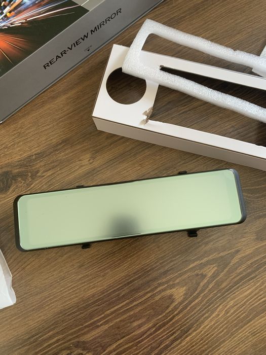 Черный видеорегистратор с коробкой в пленке