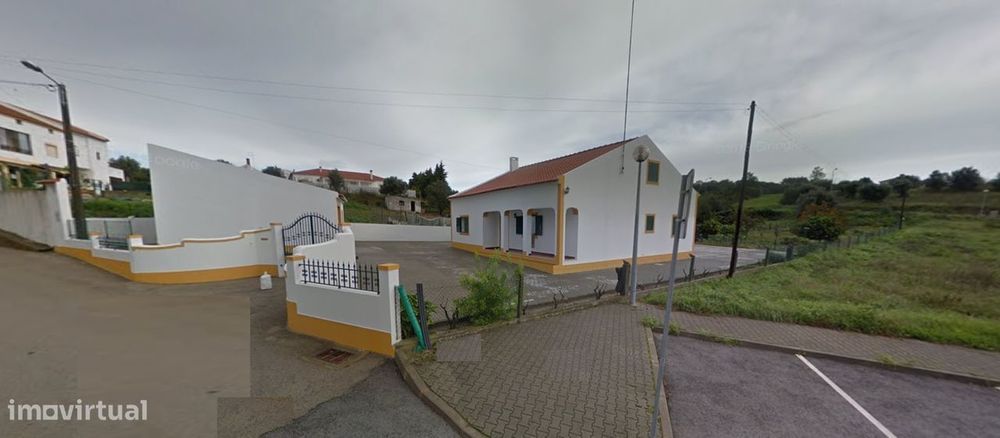 Moradia térrea isolada inserida em lote 2250 m2