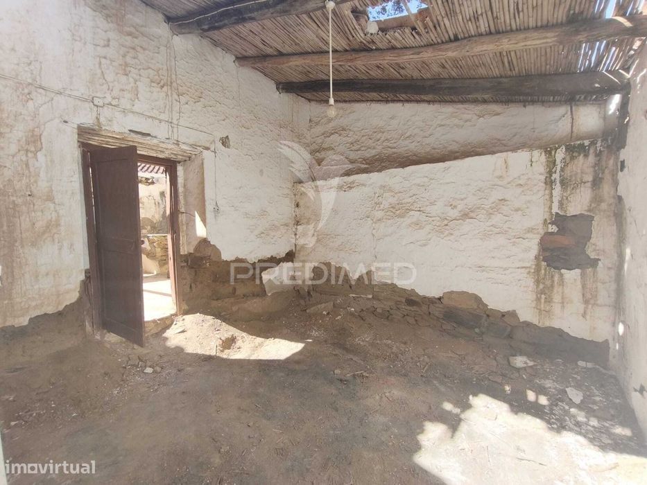 Oportunidade de Restauro: Ruína Tradicional no Coração do Alentejo...