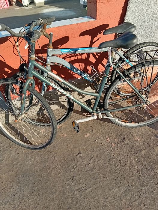 Duas bicicletas em bom estado de