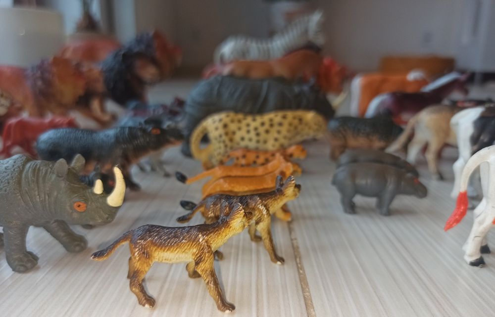 Figurki zwierząt (62szt.)-zabawki -guma, plastik.