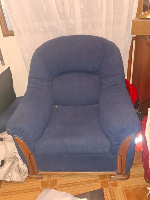 Dá-se dois sofas e um móvel de sala