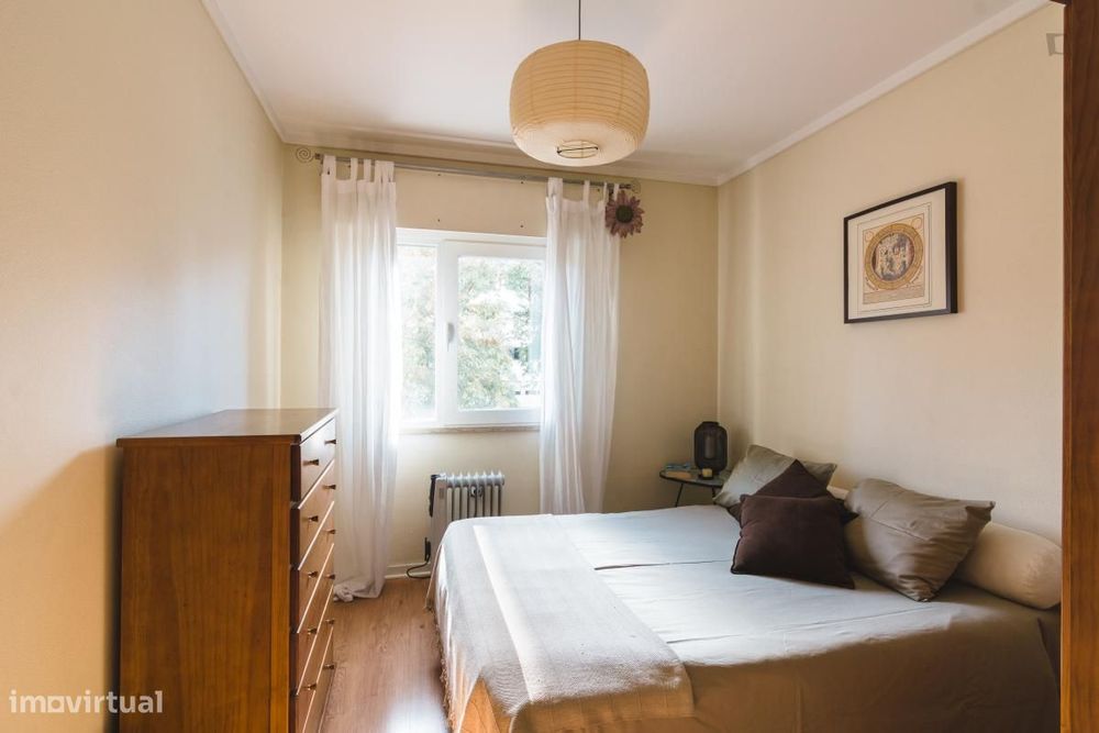 Quarto - localizado em Algés Lisbon