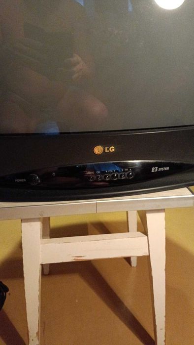 Телевизор LG  MODEL CF-21D-70