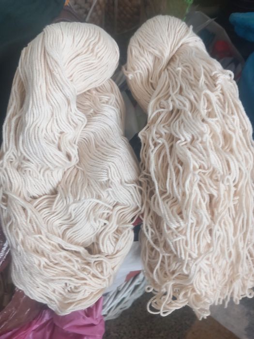 Várias meadas e tipos de lã , cada meada pesa 250 g +/- a 2,50 € e 3 €