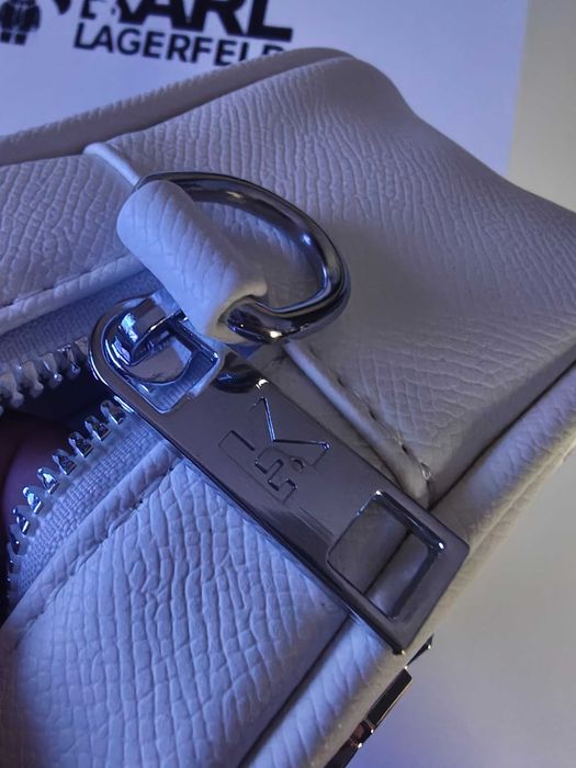 Mała modna damska torebka listonoszka biała idealna na prezent