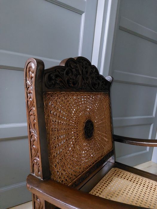 fotel kolonialny drewniany rzeźbiony z rafią plecionką wiedeńską