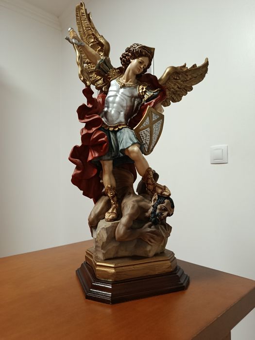 Estátua de Arcanjo Miguel