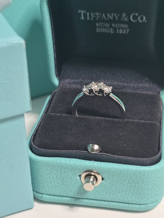 Золоте кільце з діамантами Tiffany. Кольцо с бриллиантами