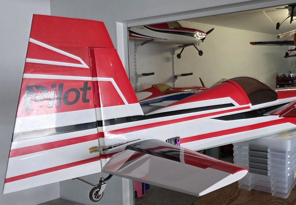 Avião de aeromodelismo 2 metros a gasolina com motor DLE 35 RA