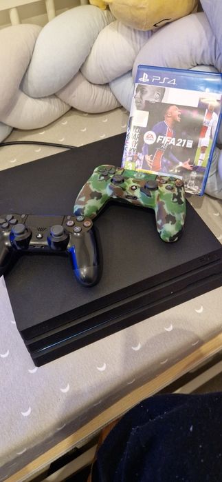 Playstation 4 pro c/ 2 Comandos