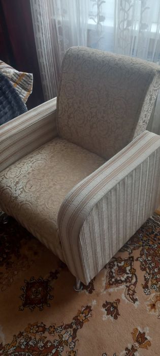 Два м'які крісла