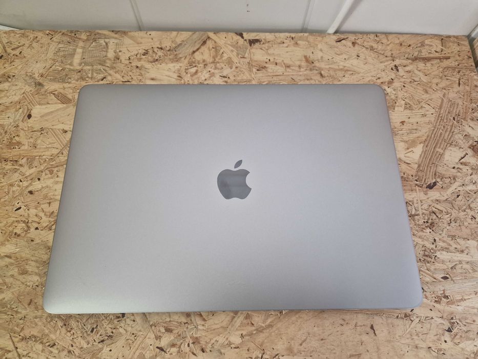 MacBook Pro TOUCH BAR 2017 com varios programas.