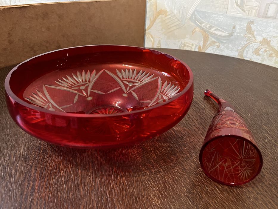 Изделия из красного и рубинового стекла.Ваза,конфетница,рог, графин