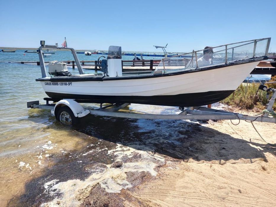 Barco de pesca open com consola central + reboque novo (Yamaha 20cv)