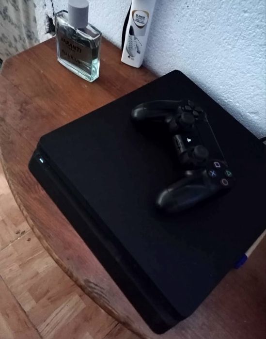 Ps4 slim com 2 comandos