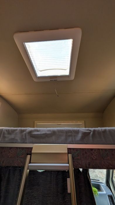 Autocaravana com 4 lugares na cabine e três portas