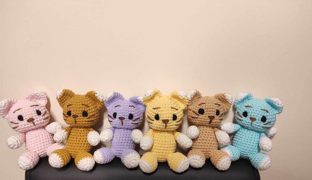 Malutki kotek robiony na szydełku