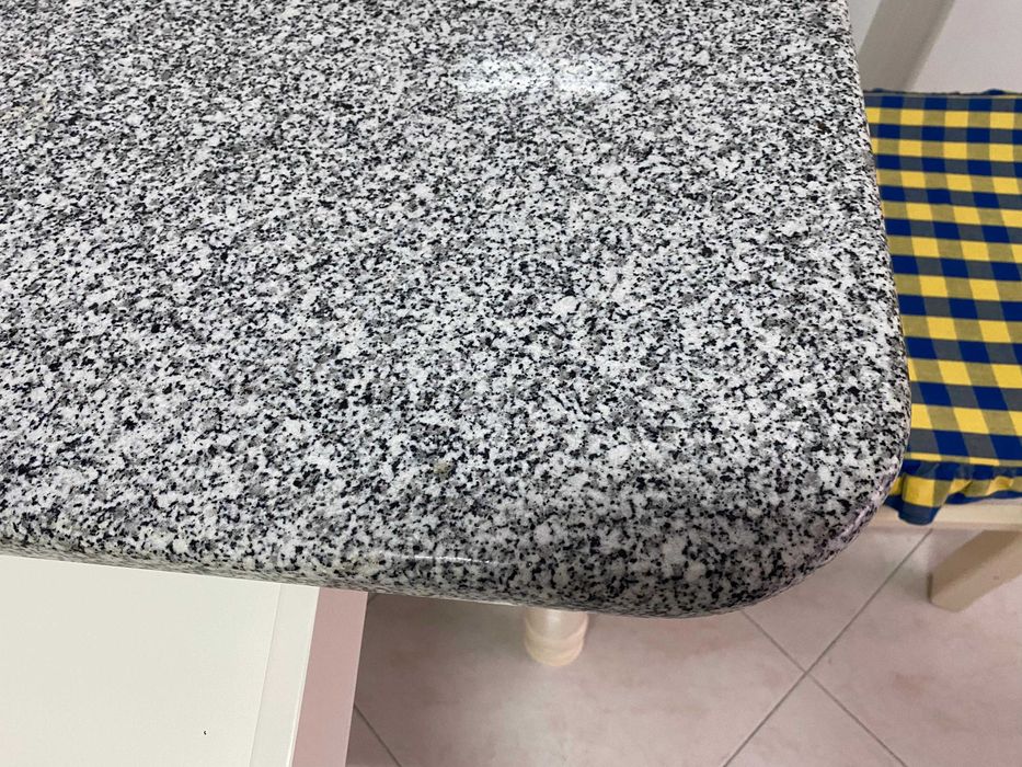 Mesa de Granito com 4 cadeiras incluidas