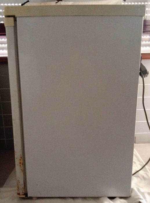 Arca Congeladora Vertical KUNFT 100 A+_ Sem Gavetas