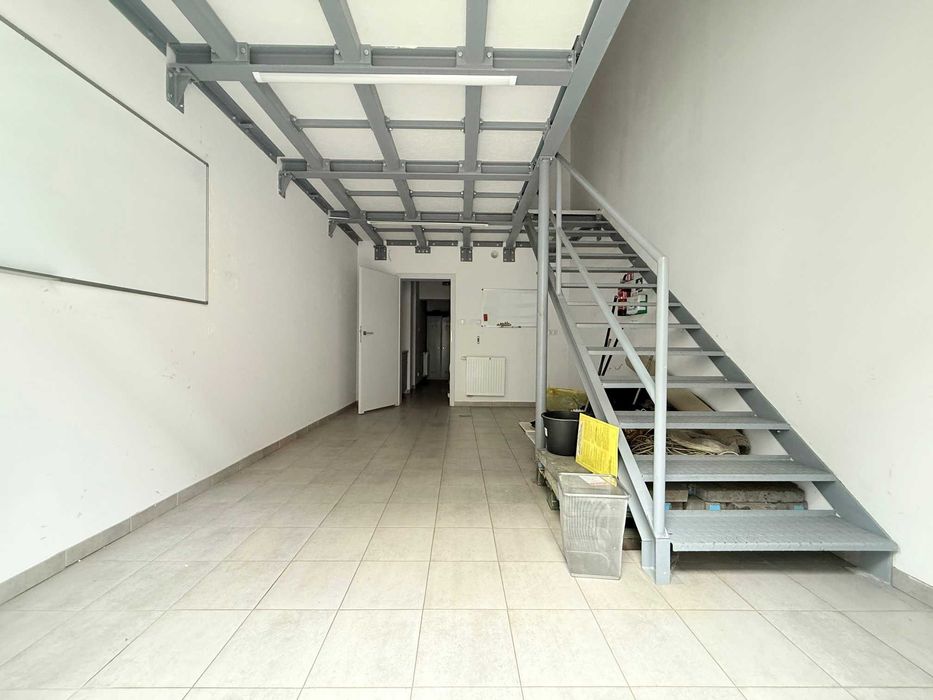 Dwupoziomowy lokal, parter od ulicy, piwnica.