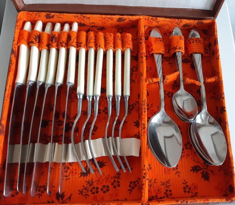 НАБОР столовых приборов.