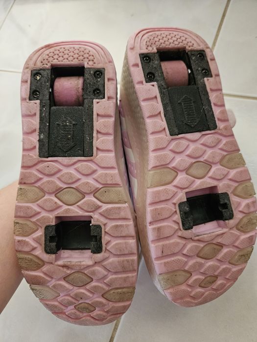 Sapatos com luzes e rodas para menina