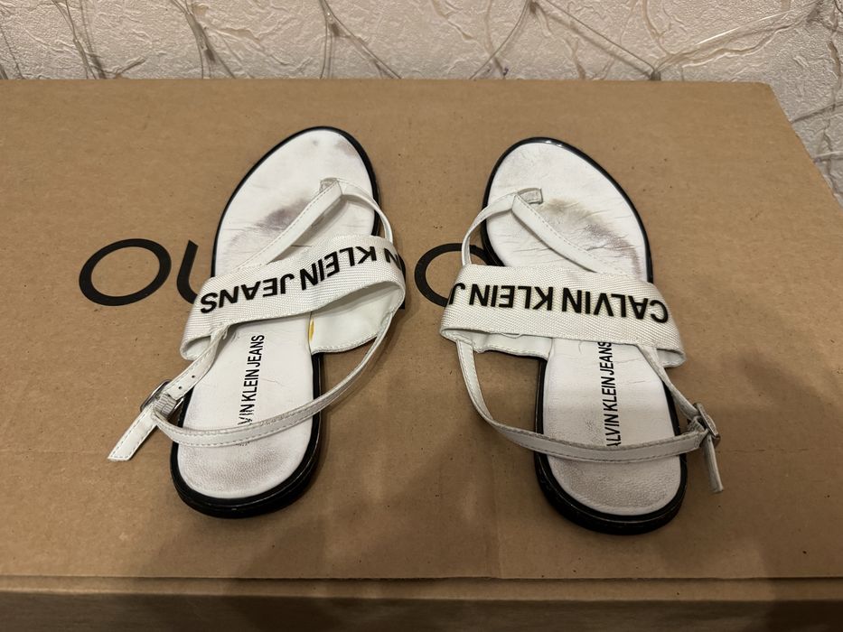 Продам жіночі вʼєтнамки  Calvin Klein