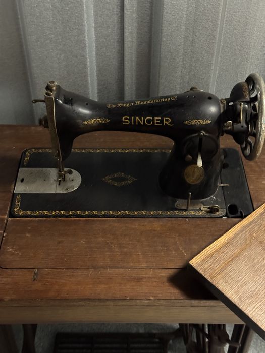 Máquina de costura antiga Singer com mesa