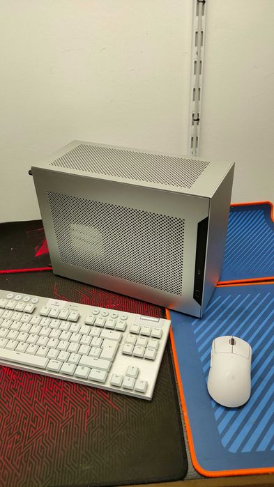 Lian Li A4-H2O Silver + Riser PCIe 5.0 LinkUp