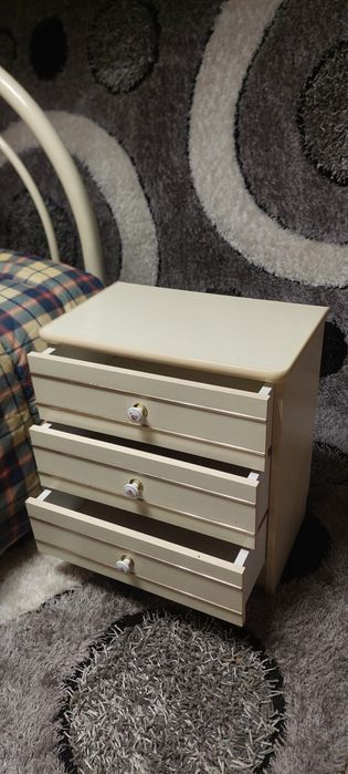 2 camas  de solteiro + colchŏes +uma  mesinha