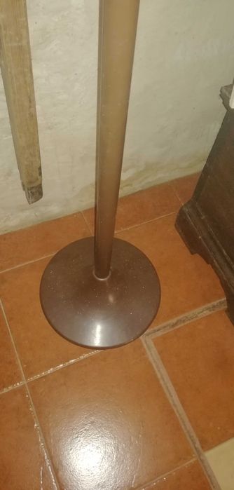 Gaiola de pé para pássaros.