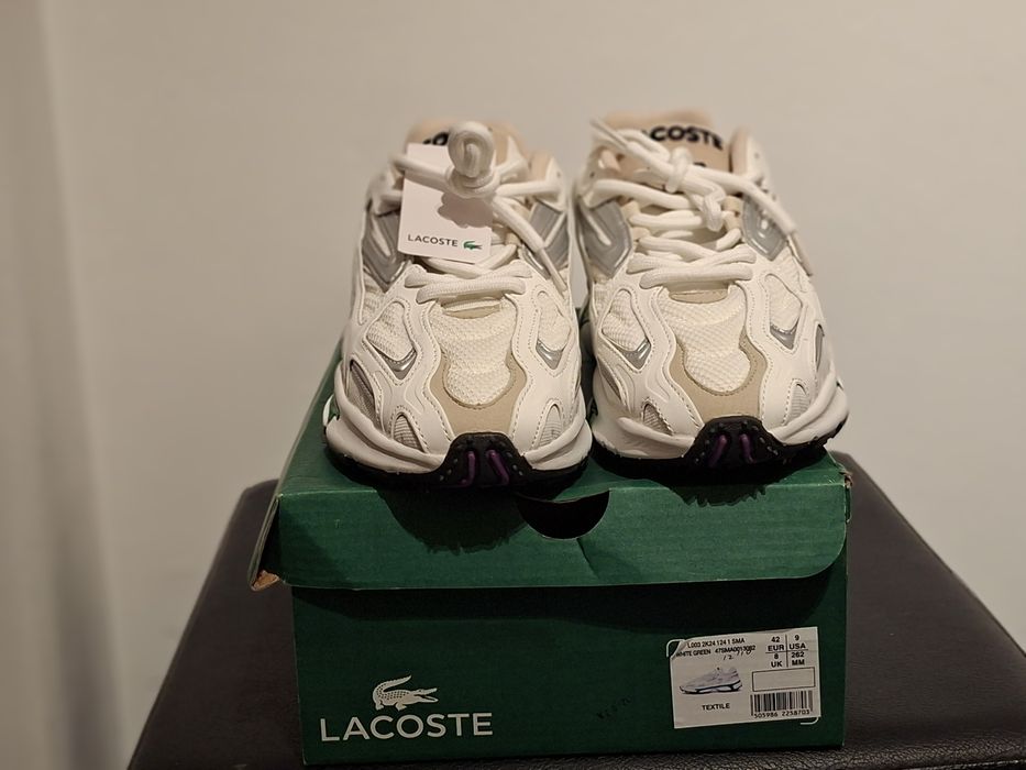 Ténis Lacoste na caixa.