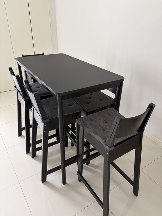 Mesa e cadeiras