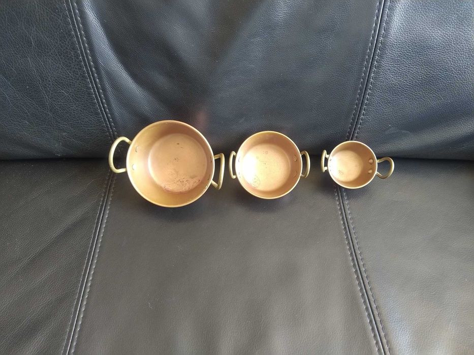 Antigo conjunto de 3 pequenas panelas de cobre