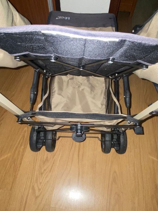 Carro de bebê com muito pouco uso está otimo