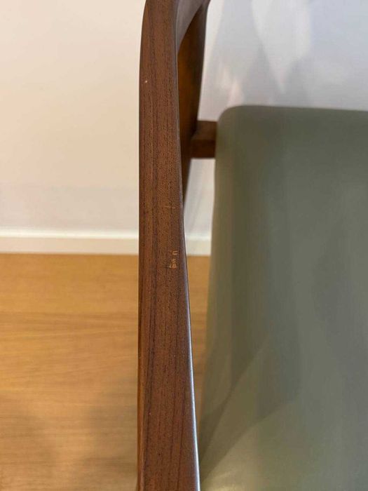 2 bar chairs in good condition, made of wood and leather