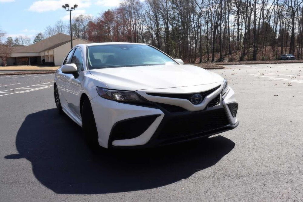 Toyota Camry Hybrid XLE      2021