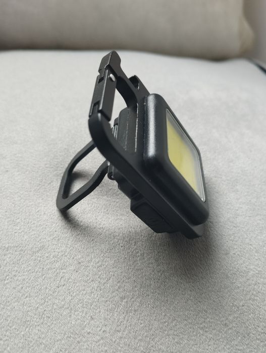 Ліхтарик на акамуляторі з магнітом та підставкою.