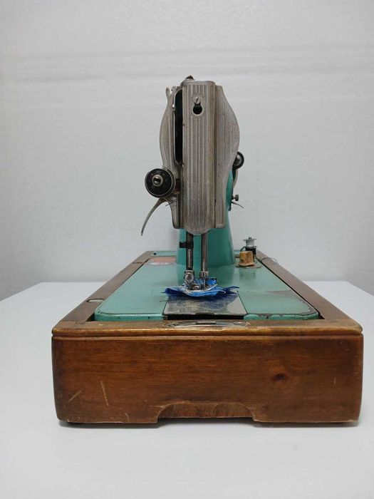 Ручная швейная машинка Подольск (полностью рабочая) в оригин. футляре