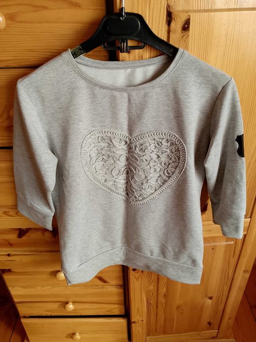 Szara bluza serce