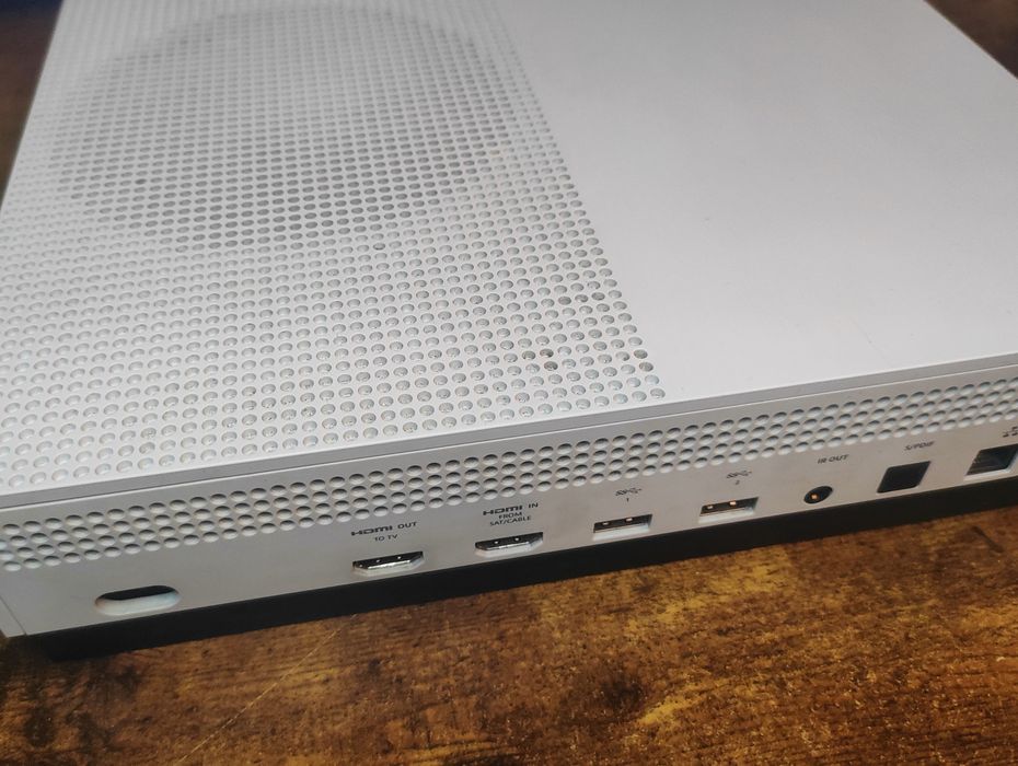 Xbox One S 500GB + Pad + Zestaw 7 Gier (Mafia, Tomb Raider)
